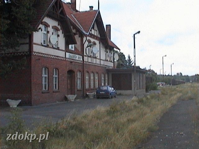 9-2005-07-25.02 sierakow.JPG - stacja Sierakw Wlkp. - widok na budynki stacyjne, o stacji 40.013 km